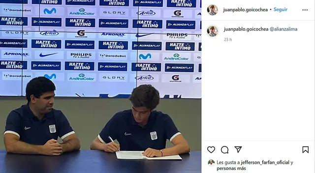  Juan Pablo Goicochea firmando su primer contrato profesional con Alianza Lima.   