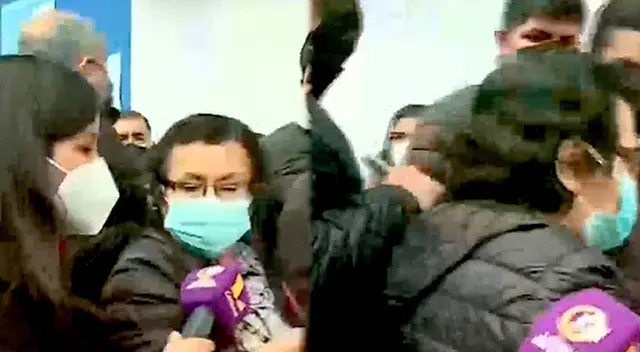 Mira la épica respuesta de una mujer que hacía cola en Migraciones.