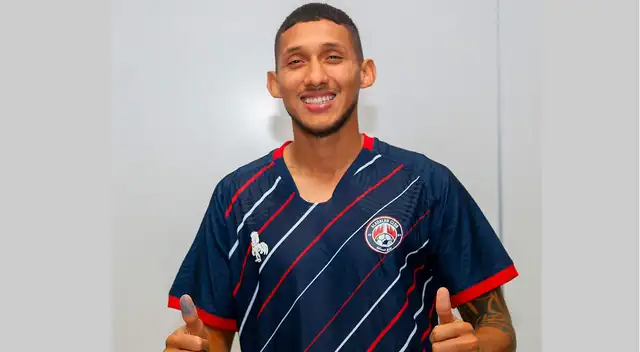Christofer Gonzáles poso con la camiseta de Al-Adalah Christofer Gonzáles poso con la camiseta de Al-Adalah