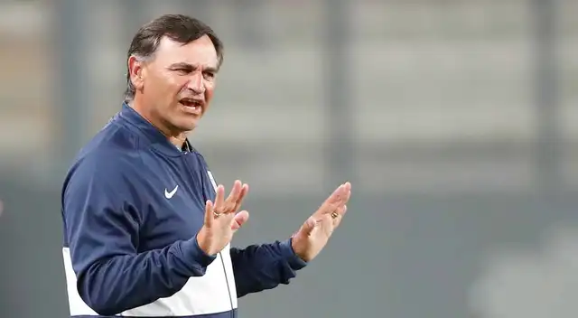 Carlos Bustos calienta la previa del partido contra Sporting Cristal