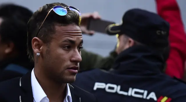Neymar tendría que ir dos años a prisión y pagar 10 millones de euros en caso prospere la acusación. Neymar tendría que ir dos años a prisión y pagar 10 millones de euros en caso prospere la acusación.