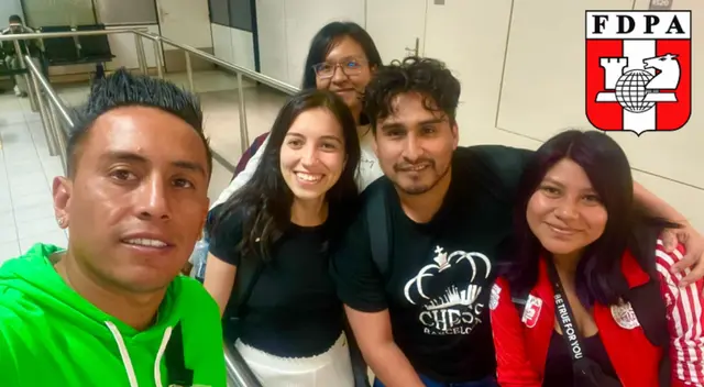 Christian Cueva posando al lado de la Selección de Ajedrez Christian Cueva posando al lado de la Selección de Ajedrez