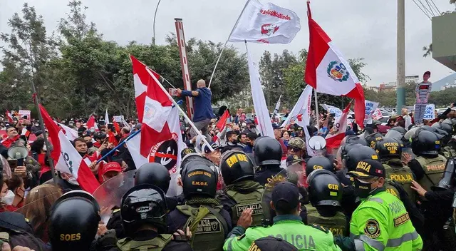 Excomandos de Chavin de Huantar llegan a los exteriores del cuartel general del Ejército