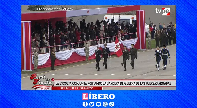 La escolta conjunta con la bandera de guerra