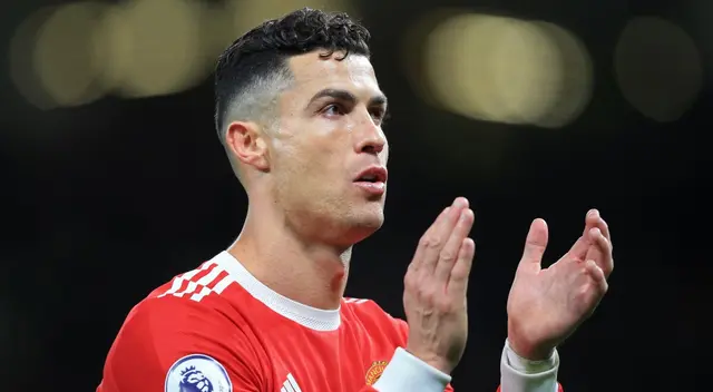 Cristiano Ronaldo revela si continuará o no en el Manchester United. Cristiano Ronaldo revela si continuará o no en el Manchester United.