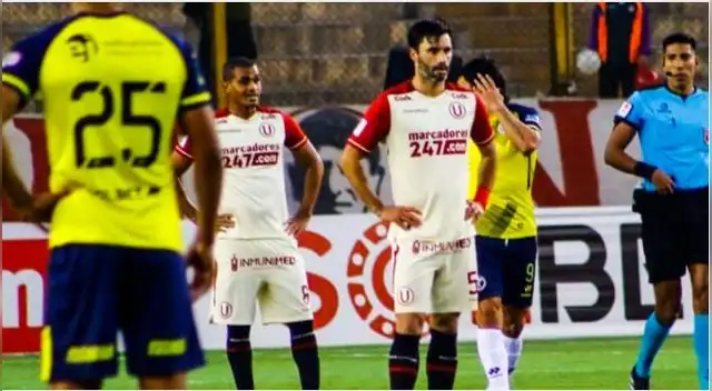 Claudio Yacob se fue en medio de las pifias tras su debut en Universitario