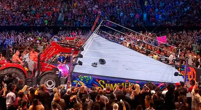 Así quedó el ring tras la pelea entre Roman Reigns vs. Brock Lesnar