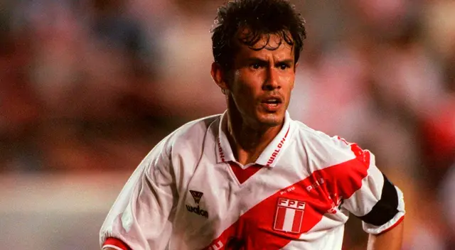 Juan Reynoso con la Selección Peruana en su etapa como jugador Juan Reynoso con la Selección Peruana en su etapa como jugador
