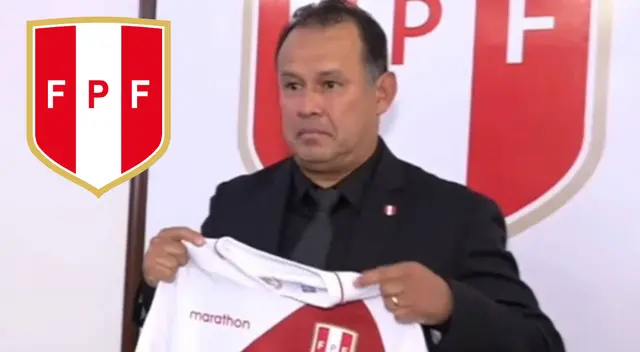Juan Reynoso posando con la camiseta tras su firma en VIDENA Juan Reynoso posando con la camiseta tras su firma en VIDENA
