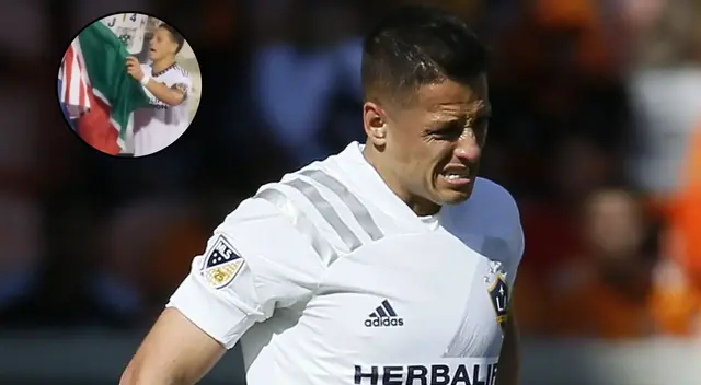 'Chicharito' Hernández tiró la bandera de México