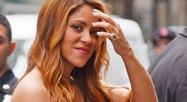 Shakira es elogiada por un fanático en el aeropuerto