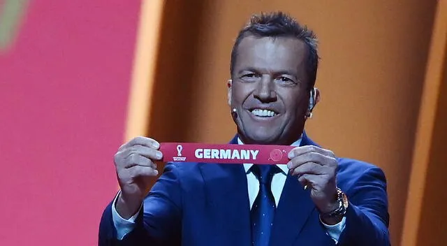 Lothar Matthaus, que jugó cinco mundiales con Alemania, sacando el nombre de su país.   