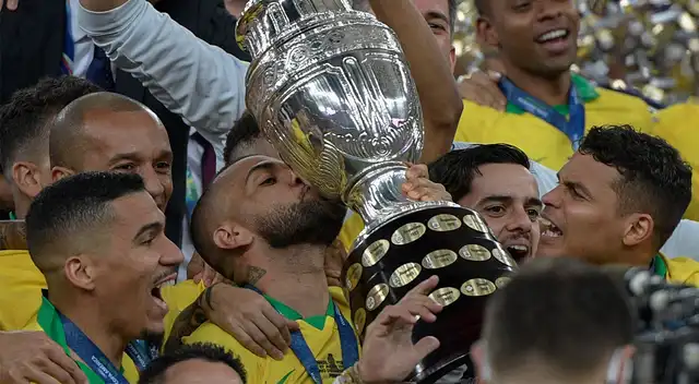 Ganó Champions League, fue bicampeón de América y terminó jugando en San Marino.