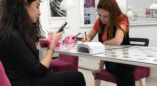 ¿Una mujer con 3 brazos? Resuelve la ilusión óptica que generó más de una discusión