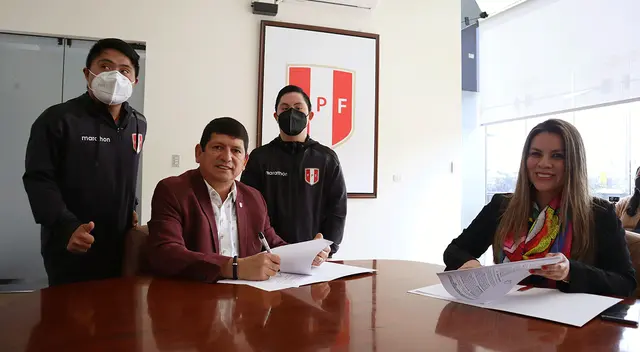 Agustín Lozano en la firma del convenio con Colectivo 21 Agustín Lozano en la firma del convenio con Colectivo 21