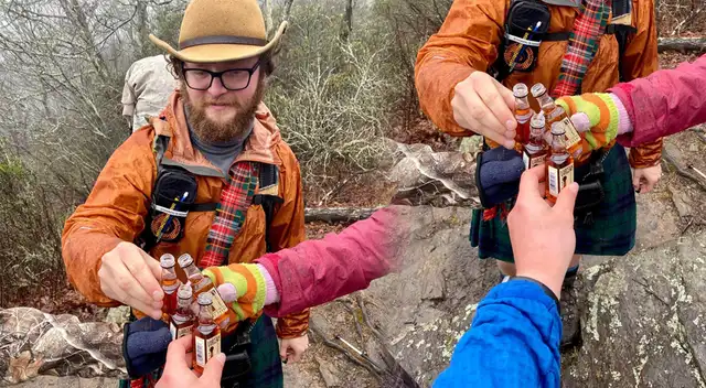 ¿4 botellas y 3 solo amigos para el brindis? La ilusión óptica dividió a los internautas ¿4 botellas y 3 solo amigos para el brindis? La ilusión óptica dividió a los internautas