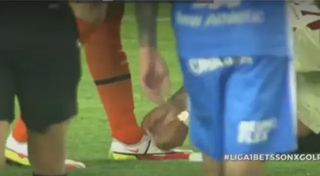 Carvallo tuvo que ser ayudado para amarrarse los chimpunes y comentarista bromea con situación Carvallo tuvo que ser ayudado para amarrarse los chimpunes y comentarista bromea con situación