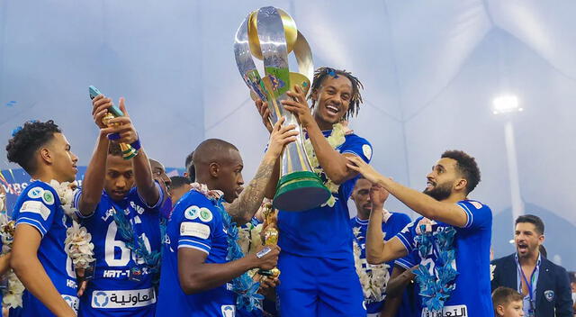  André Carrillo con el título de la Liga Profesional Saudí 2021-21.   
