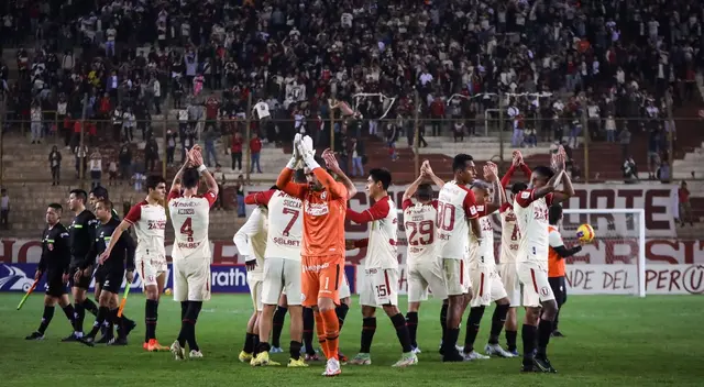 Universitario celebra con su hinchada en el Monumental el triunfo de 2-0 sobre Binacional.