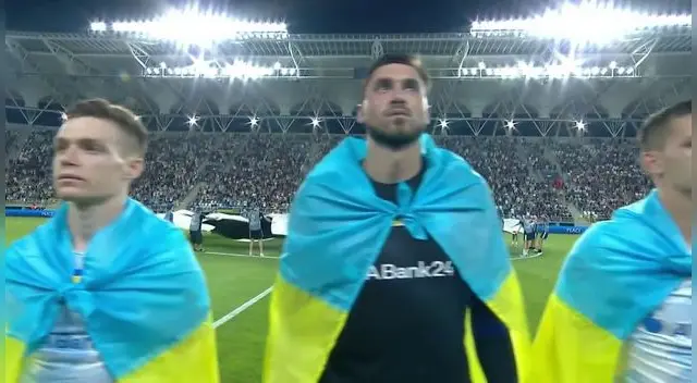 Plantel de Dinamo Kiev sorprende al aparecer cubierto con bandera de Ucrania