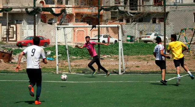 Hombres y mujeres toman su tiempo libre para organizar pichangas. Estas son una forma de fortalecer las amistad. Hombres y mujeres toman su tiempo libre para organizar pichangas. Estas son una forma de fortalecer las amistad.
