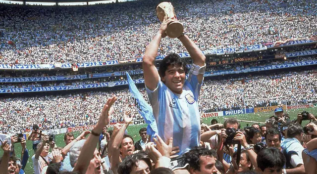 Diego Armando Maradona alzando la Copa Mundial de México 86 Diego Armando Maradona alzando la Copa Mundial de México 86