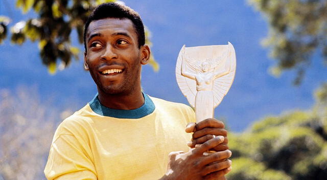 Pelé con la Copa del Mundo que ganó en México 70. Pelé con la Copa del Mundo que ganó en México 70.