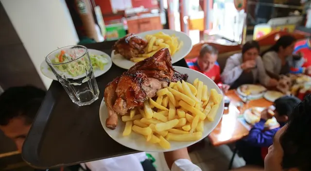 El pollo a la brasa es uno de los platillos más consumidos en Perú El pollo a la brasa es uno de los platillos más consumidos en Perú