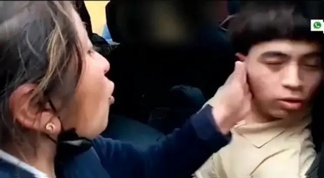 Madre cachetea a su hijo que robó y faltó el respeto a la PNP: Madre cachetea a su hijo que robó y faltó el respeto a la PNP:
