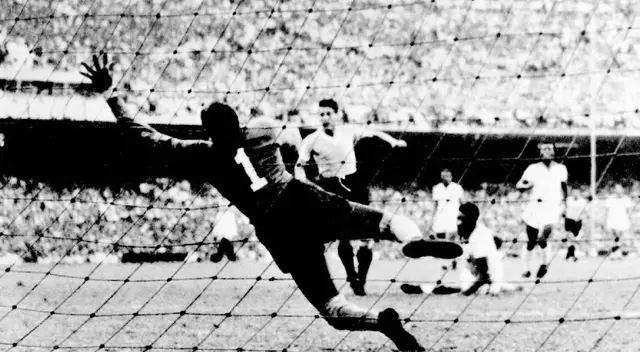 Momento en que Alcides Ghiggia anotó el 2-1 en favor de Uruguay.