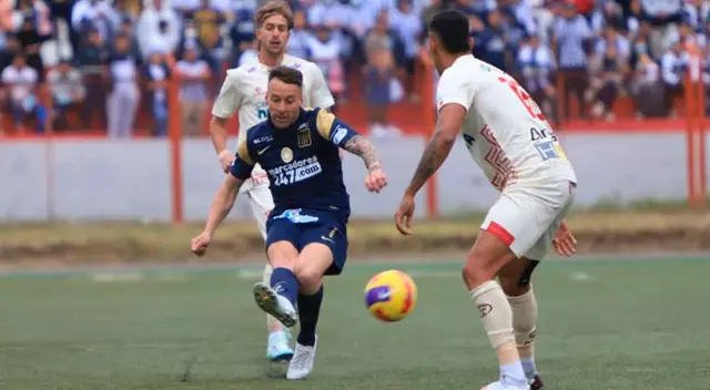 Pablo Lavandeira en escena con Alianza