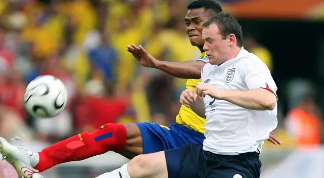 Iván Hurtado luchando el balón con Wayne Rooney.