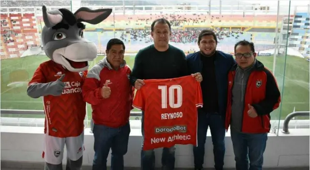 Juan Reynoso recibió camiseta conmemorativa de Cienciano Juan Reynoso recibió camiseta conmemorativa de Cienciano