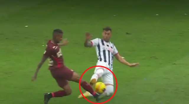 Gino Peruzzi casi 'parte' a Andy Polo tras patada brutal que le aplicó en balón dividido.
