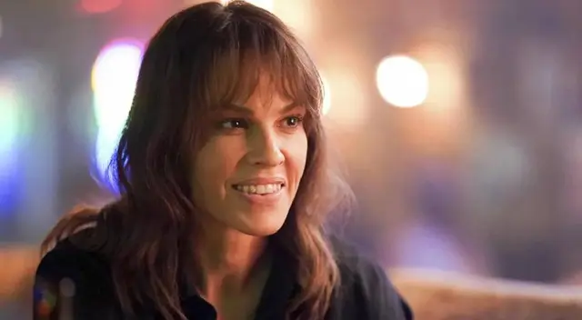 'Julie', protagonizada por Hilary Swank, aún no aparece en 'Cobra Kai'