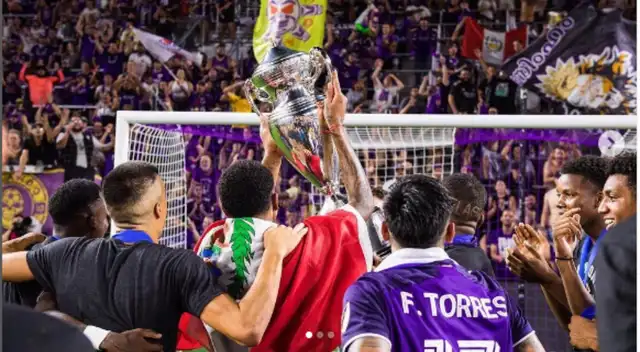 Wilder Cartagena con trofeo del Open Cup