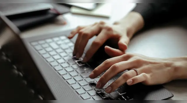 ¿Por qué no deberías cerrar la tapa de la laptop antes de apagarla?