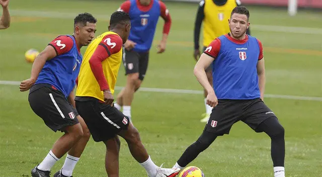 Adrián Ugarriza (chaleco azul derecha), entrenando con la Selección Peruana. | Foto: Libero   