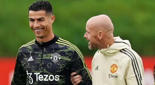 Cristiano Ronaldo y Erik ten Hag en distendido diálogo durante entrenamiento del Manchester United Cristiano Ronaldo y Erik ten Hag en distendido diálogo durante entrenamiento del Manchester United
