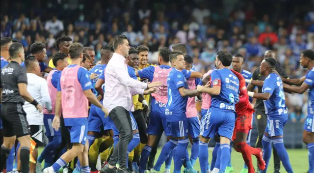 Barcelona vs. Emelec se suspende por incidentes y se jugará mañana sin público Barcelona vs. Emelec se suspende por incidentes y se jugará mañana sin público