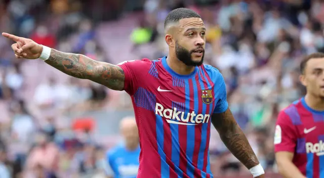 Memphis Depay con camiseta de Barcelona