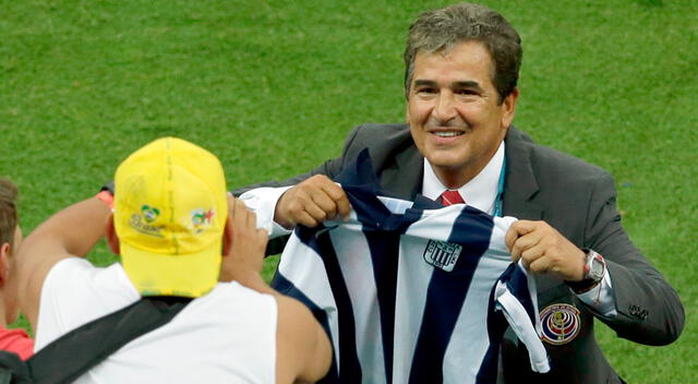 Jorge Luis Pinto con la camiseta de Alianza Lima