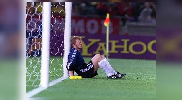 Oliver Kahn, capitán de Alemania en el Mundial 2002, abatido tras perder la final ante Brasil
