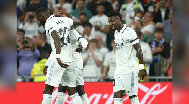 Real Madrid y Osasuna juegan en el estadio Santiago Bernabéu. Real Madrid y Osasuna juegan en el estadio Santiago Bernabéu.