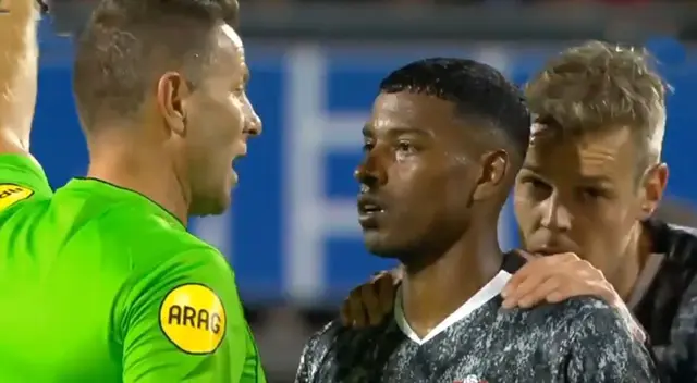 Miguel Araujo fue expulsado en la derrota de Emmen