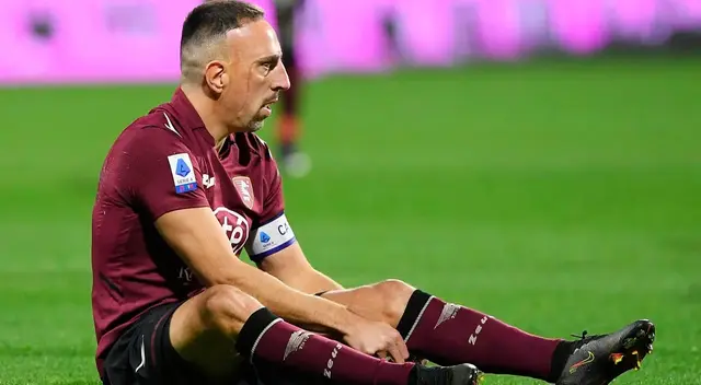 Franck Ribéry decidió colgar los chimpunes por dolores en su rodilla