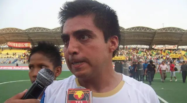 Carlos Barrena demostró que la estatura no era ningún impedimento para jugar al fútbol, ya que pudo llevar una carrera profesional con 1.57 metros. Carlos Barrena demostró que la estatura no era ningún impedimento para jugar al fútbol, ya que pudo llevar una carrera profesional con 1.57 metros.