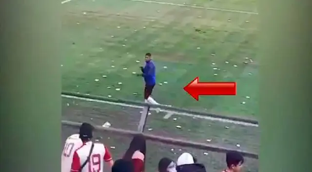 Kevin Quevedo provocando a la hinchada de la U