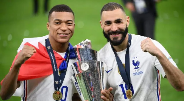 Mbappé junto a Karim Benzema.