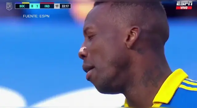Advíncula se lamenta tras cometer falta de penal. Advíncula se lamenta tras cometer falta de penal.